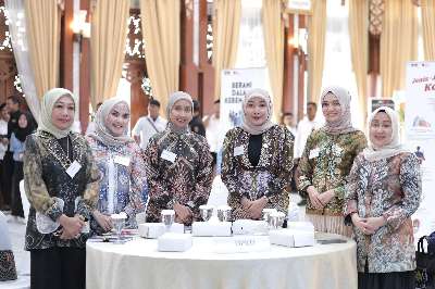 Teks foto Anggota Komisi II Fraksi Golkar DPRD Kalsel, Dewi Raisha Aprillia (tiga kiri) saat mengikuti Pelathan Integritas Sektor Eksekutif dan Legislatif di lingkungan Pemprov Kalsel, Rabu (29/10). (Ist)