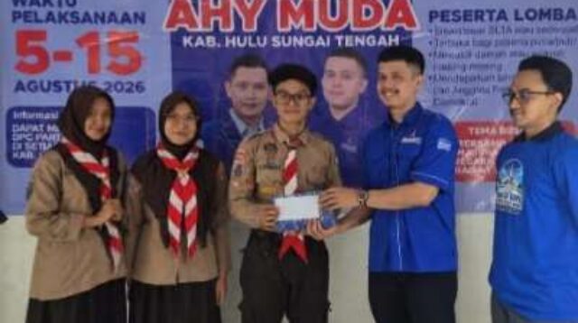 Teks foto : Anggota DPRD Kalsel, Yudistira Bayu Budjang, SH (dua dari kanan), menyerahkan hadiah uang pembinaan kepada juara Lomba Pidato “AHY Muda” di Rumah Aspirasi Partai Demokrat, Barabai, Kabupaten HST, Sabtu (15/8/2026). (Foto: Ist)