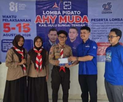 Teks foto : Anggota DPRD Kalsel, Yudistira Bayu Budjang, SH (dua dari kanan), menyerahkan hadiah uang pembinaan kepada juara Lomba Pidato “AHY Muda” di Rumah Aspirasi Partai Demokrat, Barabai, Kabupaten HST, Sabtu (15/8/2026). (Foto: Ist)